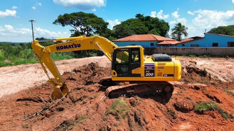 Escavadeira Komatsu PC200